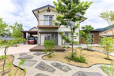 印象的な大屋根の外観。外構にもこだわり、小布施の環境にも溶け込む。