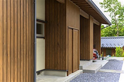 建物一体の外収納を計画した。アウトドア用具や外回り用品もスッキリ収納できる。