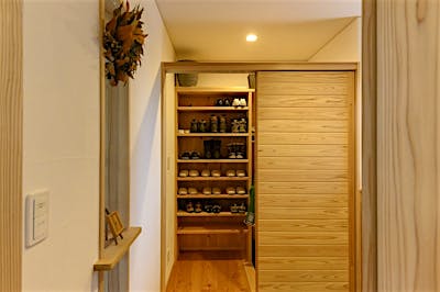 収納力たっぷりのシューズクローゼット。