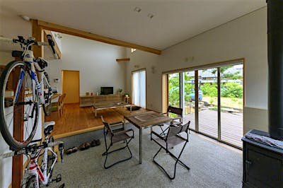 8畳もの土間サロンはK様の生活の中心の場に。仲間が集まり呑みながら、その傍らに道具がある。