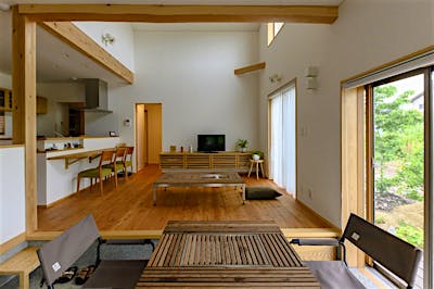 リビングと土間サロンが繋がり、広々とした空間が気持ちいい。 