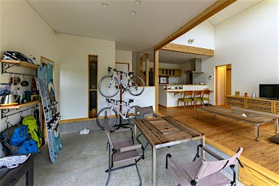 愛用のアウトドア用品を眺めながらくつろぐ時間は格別。