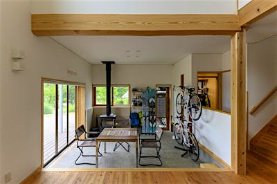 土間サロンとフラットにつながるウッドデッキで、外にひらく暮らしが一層豊かに。