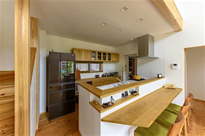 キッチン前のニッチ棚にも、お気に入りの小物たちを。