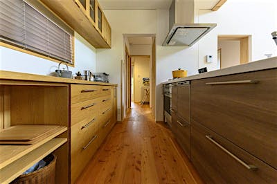 キッチンを通り抜けると食品庫、水回りへと繋がる。家事ラク動線。