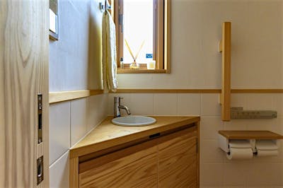 コーナーを活かしたトイレの手洗い。