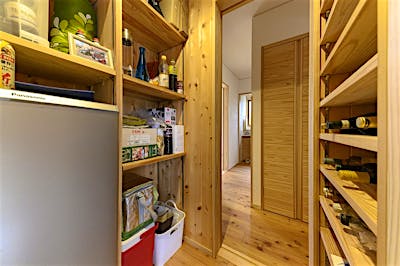 パントリーの中は充実の可動棚。収納したいものに合わせて高さも自在に。