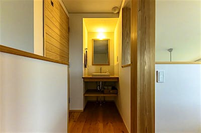 2階に設けた落ち着きのある洗面スペース。 