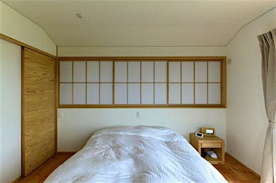 寝室と吹抜けをつなぐ3枚引きの障子戸。開ければ開放感がぐんと増す。