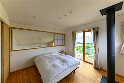 バルコニーの柵は視界を遮らないデザイン。北信五岳の借景を存分に味わえる。