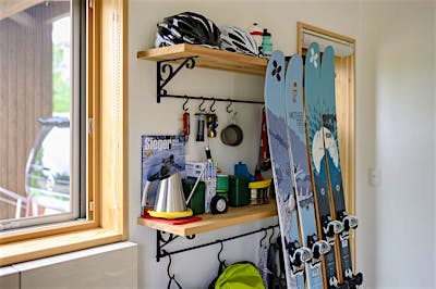 土間サロンには趣味の道具を置くための棚を計画。ただ、収納するための棚ではなく見せ方を考えて設置。どう見せるかが飾り棚のポイント。