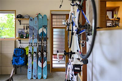 土間サロンには、カーポートから勝手口を通ってアクセスできる。 