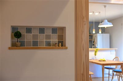 ニッチ棚には、ミナペルホネンのタイルを。ひとつひとつ丁寧に、奥様が手作業で貼っていった。