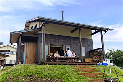 ヒメイワダレソウのグリーンに覆われた小高い土地に佇む。下伊那の町を見晴らす、大きな土間サロンとウッドデッキが主役。 