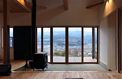 土間サロンからは南信州の景色を一望。