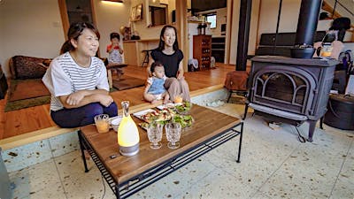 リビングと一体の土間サロン。上がり框に腰かけ、ストーブの火を眺めるもよし、景色を堪能するもよし。