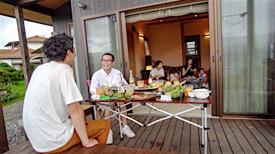 自慢のウッドデッキには家族や仲間が集う。