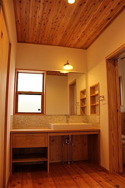 広々した造作の洗面コーナー。朝の忙しい時間帯でも渋滞せず、ストレスフリーで使うことができる。