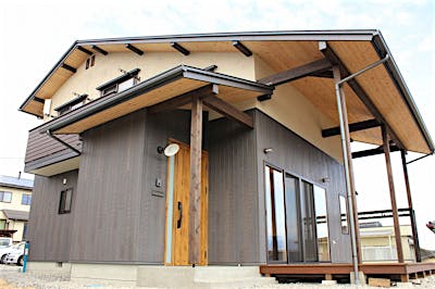 外観も柱や梁をダイナミックに見せるつくりに。