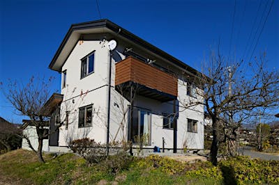 切妻屋根の軽やかな外観。