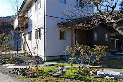 敷地にもとからあった庭木を活かしつつ、さらに充実させたエクステリアも素敵。