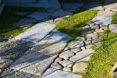 玄関アプローチに自然石を配置。家に帰るのが楽しくなる。