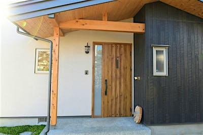 スッキリした総二階の外観に、玄関ポーチがアクセントとなっている。