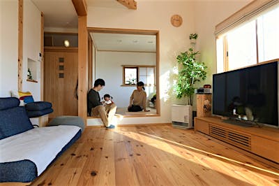 和室は小上がりで、つながりながらも変化のある空間に。玄関からの動線もスムーズで、来客時にも重宝。