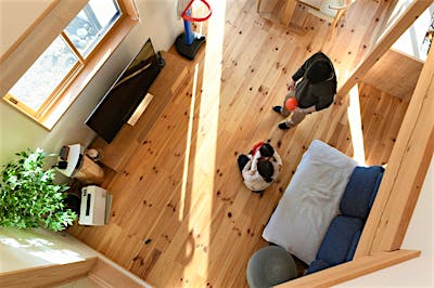 リビングを家の中心に配置し、そこからキッチンダイニングや和室へと繋がる間取り。