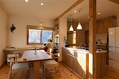 ダイニング脇のカウンターコーナーでは、お子様がお絵かきしたり、PCや作業をしたり。家族みんなで使っている。