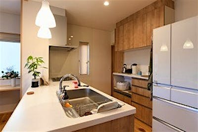 料理好きな奥様こだわりのキッチン。横幅も通常より20cm広いものを採用。