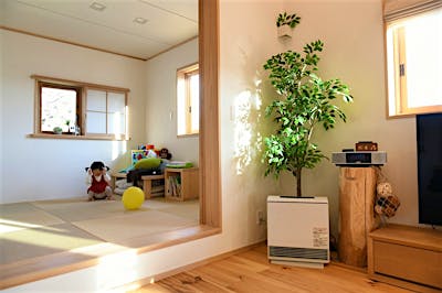 1Fのガスファンヒーター2台で十分快適だという。「土間も薪ストーブもないけど、それでもこんなに快適で素敵な家になると伝えたい」、とY様。