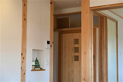 見える柱は自山から伐採した木を利用。代々育み継いでいた山の木が、随所で家を支えている。