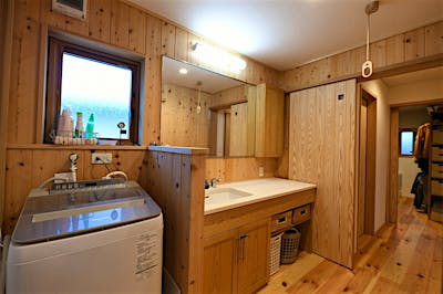 玄関からもキッチンからもさっと行けるクローゼットとサニタリー。スムーズな動線で、ストレスフリーな毎日へ。