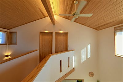 2F天井はスギ材の板張り。木目と珪藻土が調和し、やさしい雰囲気の空間に。