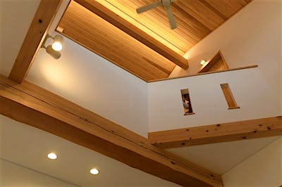 吹抜けの腰壁には縦スリットを入れて、お子さんの覗き窓に。