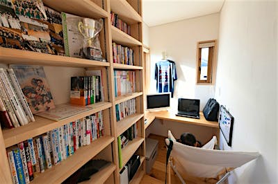 ご主人の書斎は2畳弱のこもり部屋。大容量の本棚が嬉しい。