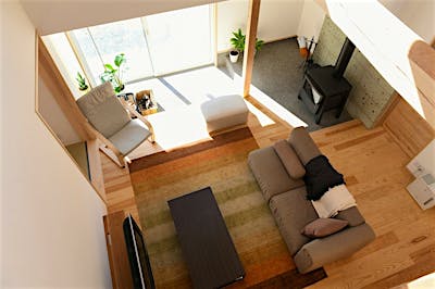 すぐそばに自然が感じられる、暖かく気持ちの良いリビング。