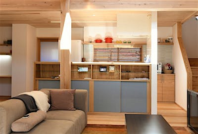 飾り棚も兼ねた、リビング収納。