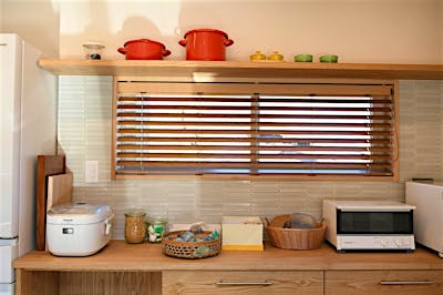 ブルーグレーのタイルが、優しく柔らかい雰囲気を演出。