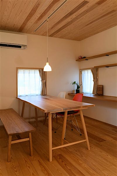 テーブルに合わせて、窓とカウンターの高さを設計。四季の移ろいを感じながら食事を楽しめる。