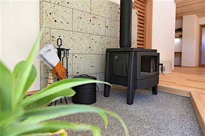 薪ストーブはＩＲＯＮＤＯＧNo.４。土間サロンに据えて機能的に。