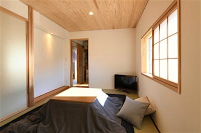 珪藻土の壁・杉板の天井・ダウンライトで、かしこまらない和室に。