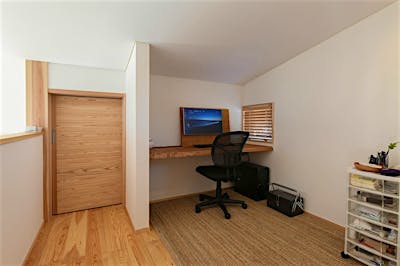 二階のPCコーナーは天井高を抑えた落ち着きある空間。 