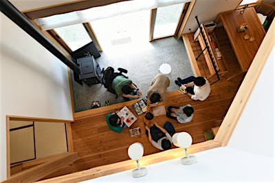 土間サロン上部は吹抜けで開放感バツグン。