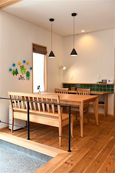 ダイニング脇にはカウンターを設け、多用途に使える。H様お好みの深いアースカラーのタイルがアクセントに。