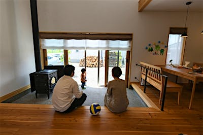 お子様も土間で遊ぶのが大好き。洗い出し仕上げの小石や薪を熱心に研究している。