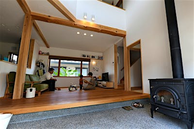 土間サロンに薪ストーブを据えた。土間だから、多少汚れても目をつぶれる。 