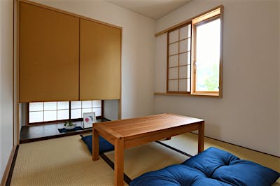 和室は四畳半ながらも、吊押し入れが空間に奥行きを生む。床の間として小物を飾れば、暮らしに彩りを添えられる。