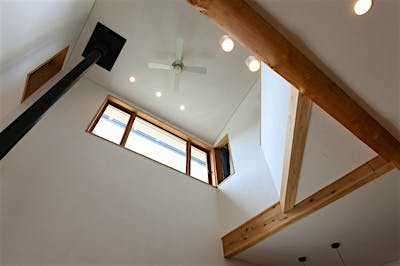 吹抜けを見上げると、選木ツアーで選んだ太鼓梁。